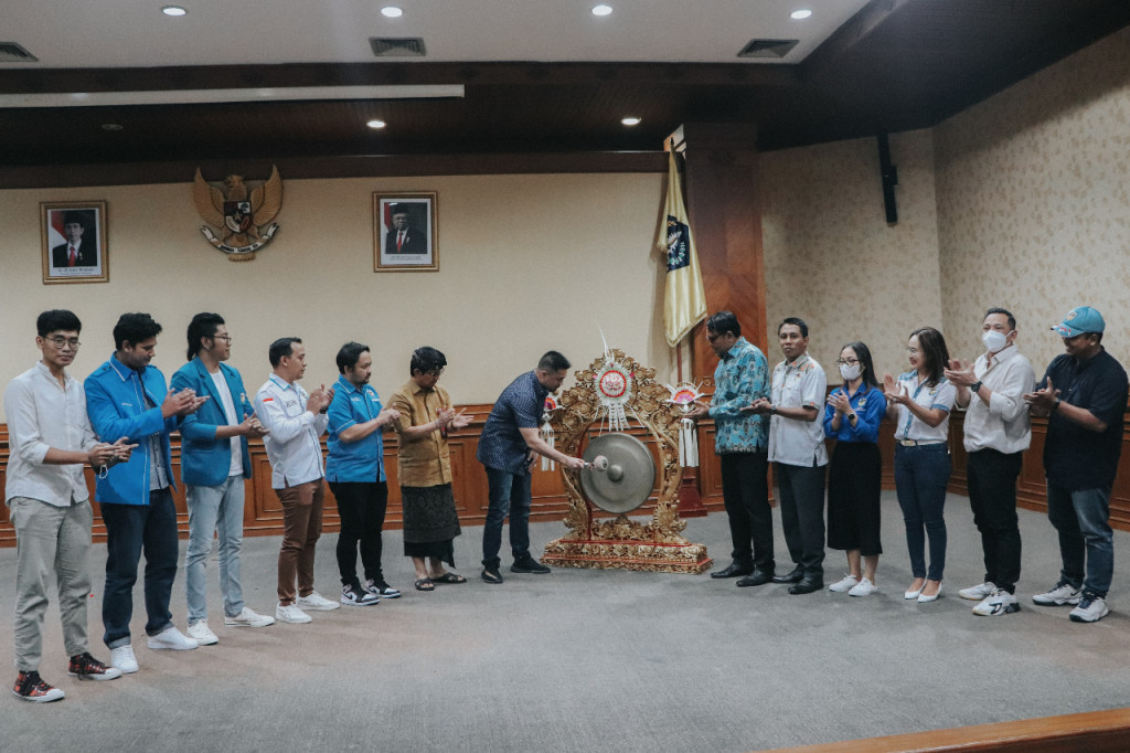 Sekda Adi Arnawa membuka seminar nasional DPD KNPI